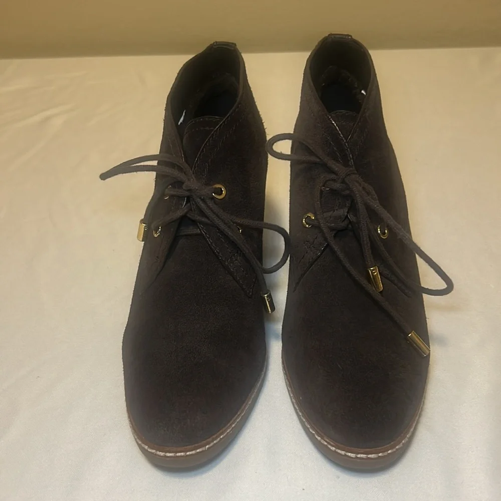 Like New Tory Burch Hilary Brown Suede Lace Up Ankle Booties Women’s Size 9.5 M - Picture 2 of 16